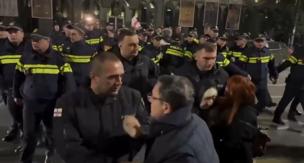 Полицейские оттесняют демонстрантов с проспекта Руставели, 6 ноября 2025 года. Кадр видео Mo Se / Tbilisi_life