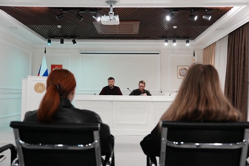 Беседа с блогершами. Фото: https://chechnyatoday.com/news/390928