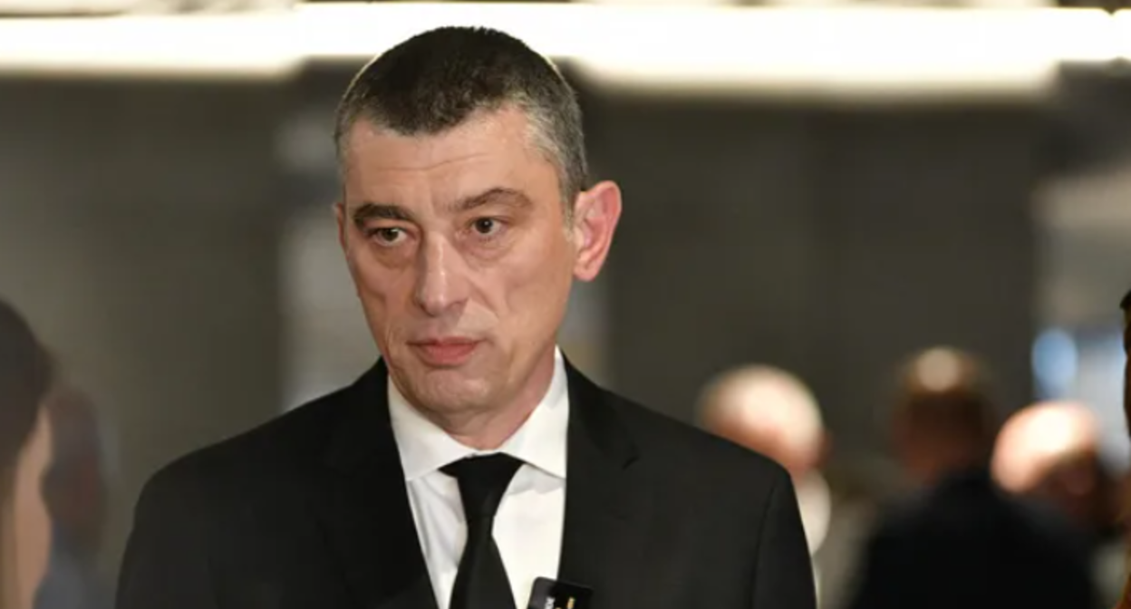 Георгий Гахария. Скриншот фото "Интерпрессньюс" от 13.11.25, https://www.interpressnews.ge/ru/article/171796-v-kachestve-mery-presecheniia-po-tn-epizodu-chorchana-georgiiu-gakhariia-zaochno-izbrano-zakliuchenie