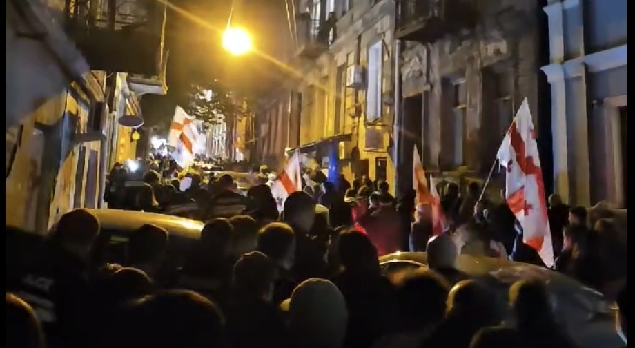 Протестующие на одной из улиц в центре Тбилиси. Кадр видео Publika