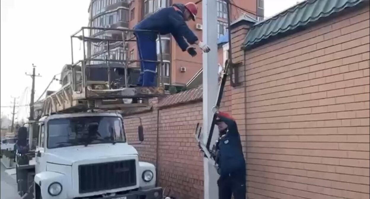 Работы по восстановлению электричества в Советском районе Махачкалы. Ноябрь 2025 г. Фото: https://zamana.info/rubriki/news/news/energosnabzhenie-v-sovetskom-rajone-mahachkaly-vosstanavlivayut-s-pomoshhyu-novoj-vl