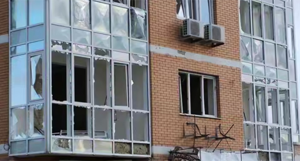 Дом пострадавший при атаке беспилотников. 14 ноября 2025 г. Скриншот видео https://t.me/kravchenko_glava_nvrsk/13589