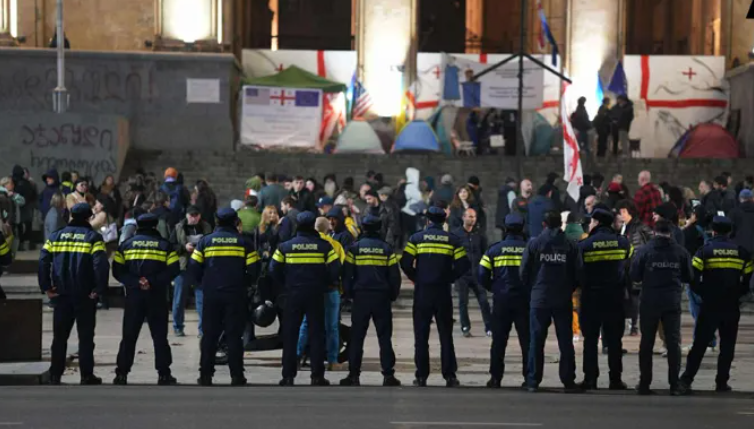 Полиция у парламента Грузии. Скриншот фото "Интерпрессньюс" от 15.11.25, https://www.interpressnews.ge/ka/article/854716-parlamenttan-saprotesto-akcia-mimdinareobs