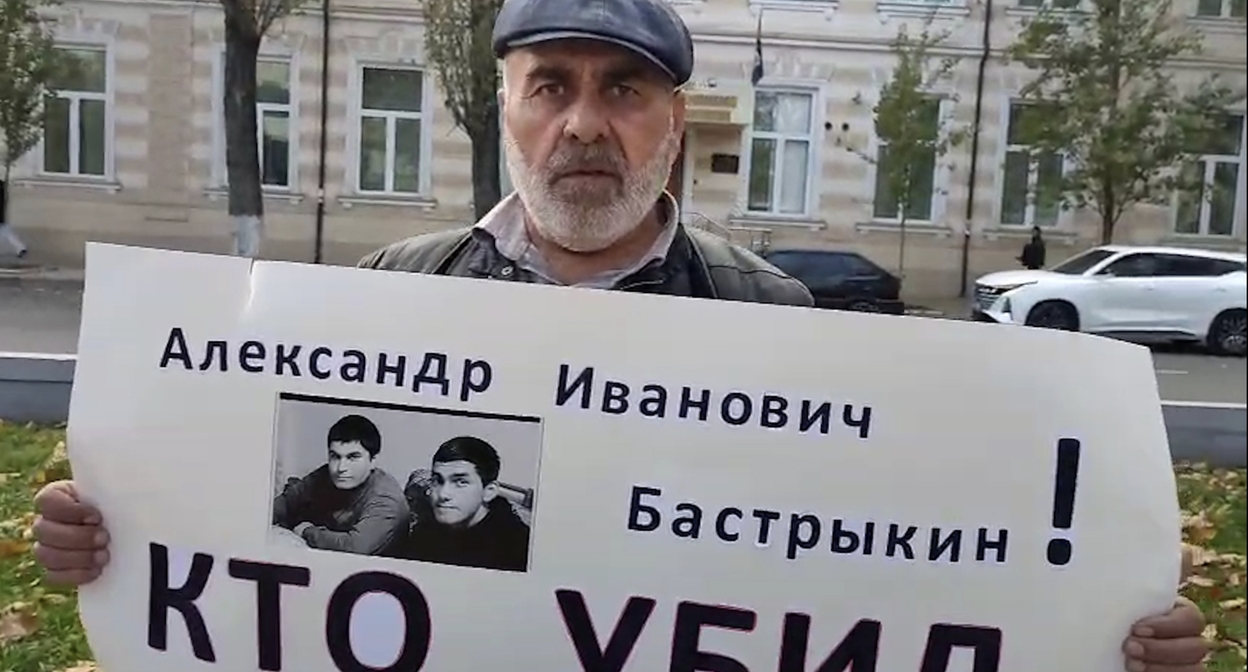 Муртазали Гасангусейнов на пикете в Махачкале. Кадр видео, предоставленного "Кавказскому узлу" самим Гасангусейновым. 