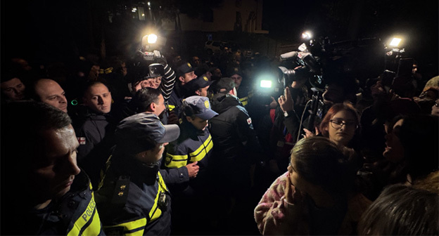 Сотрудники полиции и участники шествия в Тбилиси. 19 ноября 2025 г. Фото: https://www.facebook.com/photo/?fbid=1610140280385516&set=a.715406393192247 принадлежит компании Meta деятельность которой запрещена в России