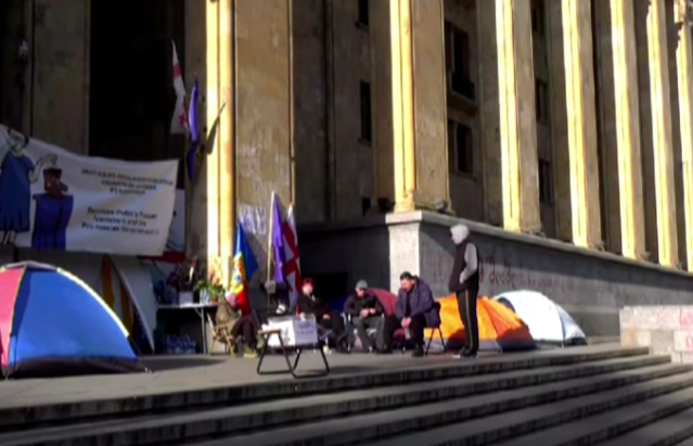 Голодающие у парламента Грузии. Стоп-кадр видео TV Pirveli от 22.11.25, https://www.youtube.com/watch?v=j7p3dfH4wUk&t=69s.
