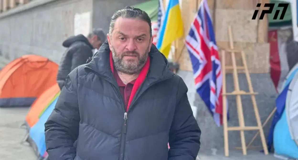 Участник голодовки у парламента Грузии. 27 ноября 2025 г. Фото: https://www.interpressnews.ge/ka/article/855776-parlamenttan-shimshilobas-am-droistvis-6-piri-ganagrzobs-ramdenimem-janmrtelobis-mdgomareobis-gartulebis-gamo-shimshilobis-akcia-shecqvita