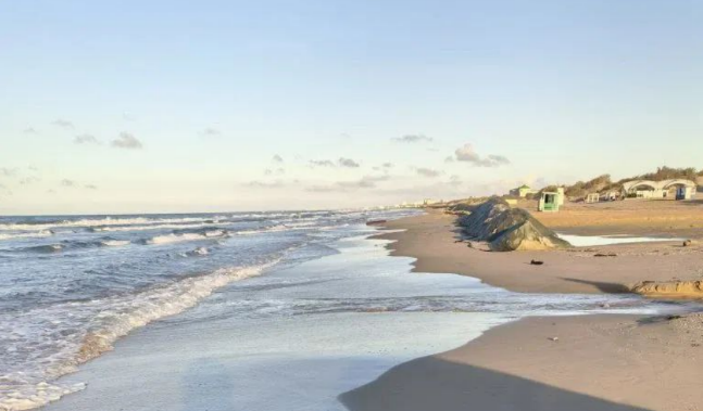 Берег в районе устья реки Можепсин. Скриншот фото оперштаба Краснодарского края от 29.10.25, https://t.me/opershtab23/14351