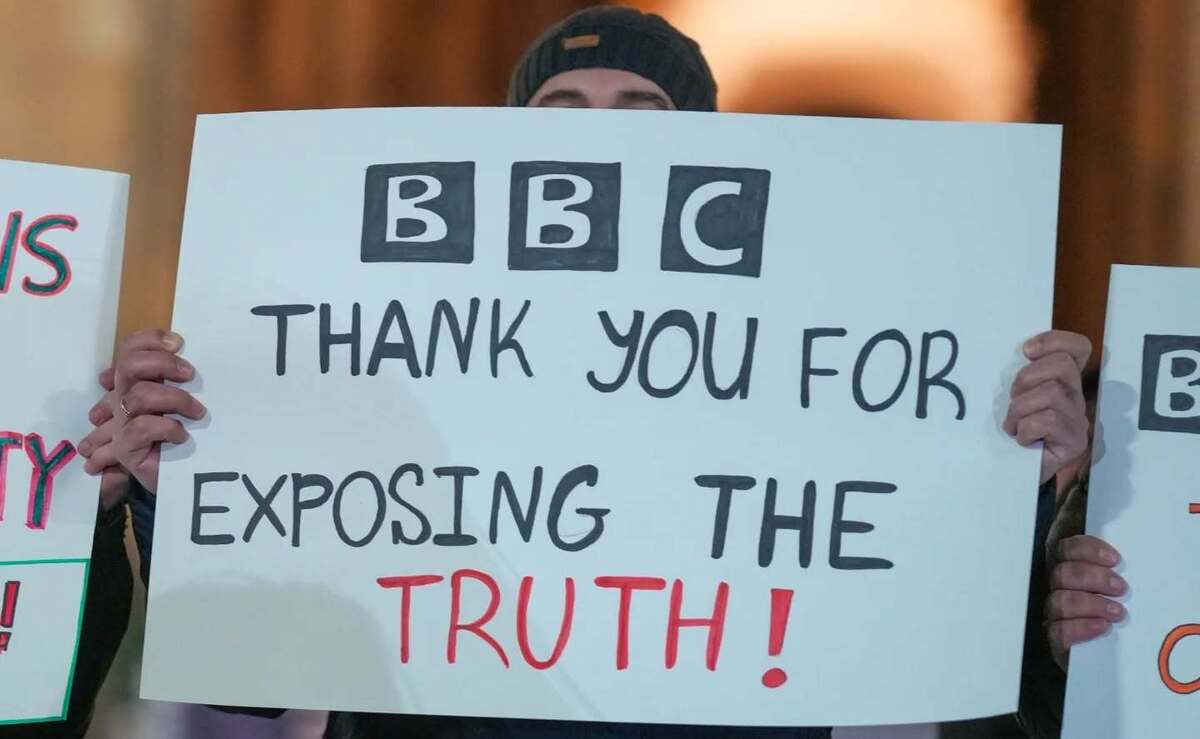 Участники акции на проспекте Руставели, 2 декабря 2025 года. Фото: Alexander Keshelashvili / Publika