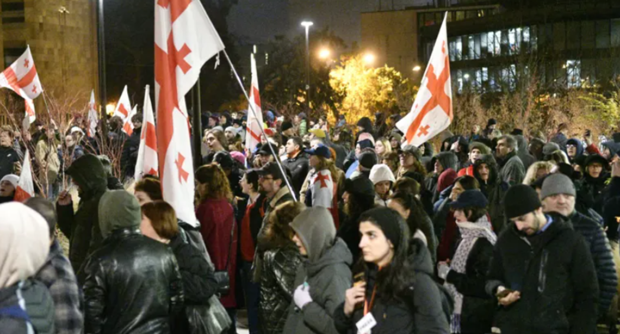 Участники акции протеста. Скриншот фото "Интерпрессньюс" от 04.12.25, https://www.interpressnews.ge/ka/article/856509-rustavelis-gamzirze-shekrebili-momitingeebi-msvlelobas-martaven