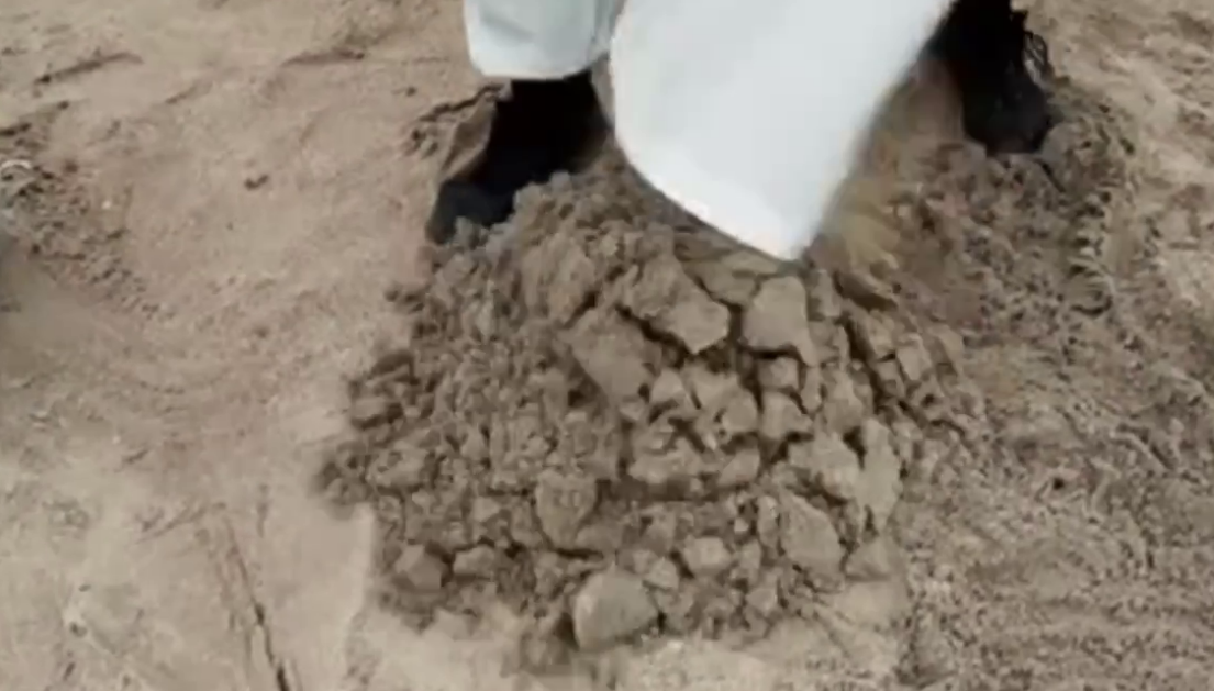 Волонтеры обнаружили чистый песок в "мешках с мазутом". Стоп-кадр видео штаба "Сети, сито, лопата" от 04.12.25, https://t.me/setisitolopata/2044