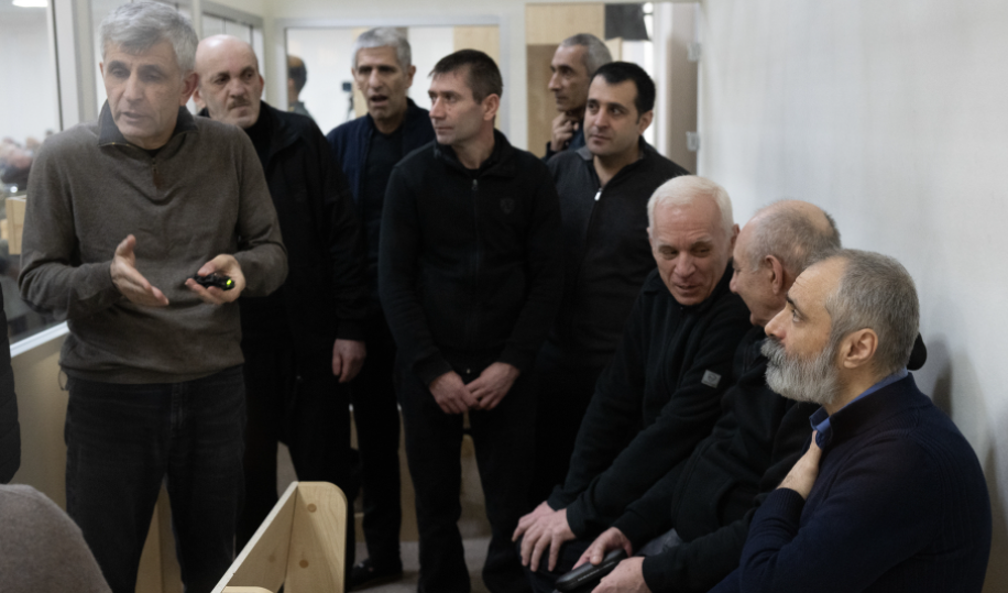 Бывшие лидеры нагорного Карабаха в суде. Скриншот фото "Азертадж" от 4.12.25, https://azertag.az/ru/xeber/v_sude_nad_grazhdanami_armenii_zavershilos_zashchititelnoe_vystuplenie_advokatov_obvinyaemyh-3898143