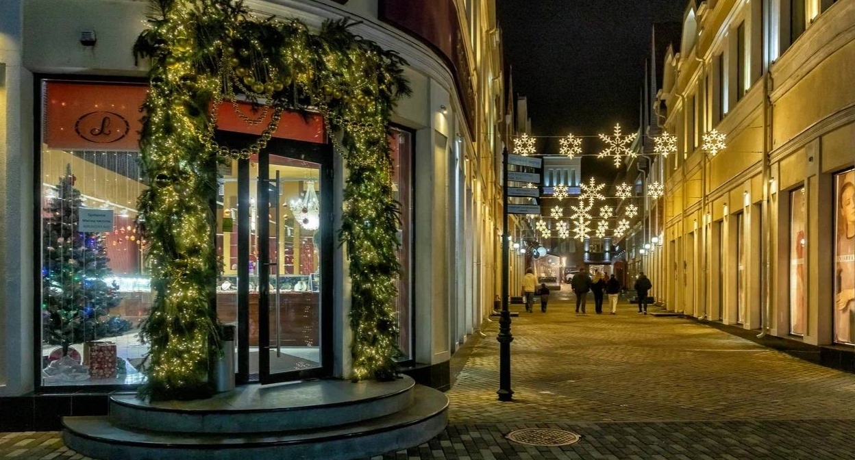 Праздничное оформление улицы. Фото из телеграм-канала главы Таганрога https://t.me/KambulovaSvetlana/8362