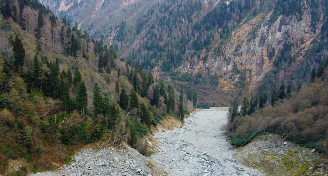 Кодорское ущелье. Кадр видео Ed. Chekheriya https://www.youtube.com/watch?v=h-KTdaxD8QA