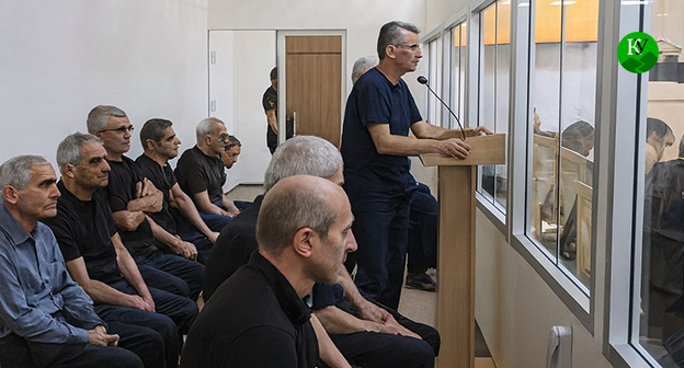 Суд над лидерами Карабаха. Иллюстрация "Кавказского узла" созданная ИИ с помощью программы Copilot 