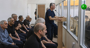 Суд над лидерами Карабаха. Иллюстрация "Кавказского узла" созданная ИИ с помощью программы Copilot 