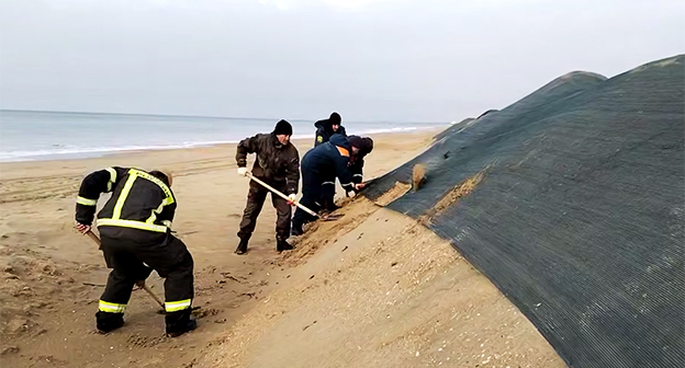 Очистка пляжа. 10 декабря 2025 г. Скриншот видео https://t.me/opershtab23/14634