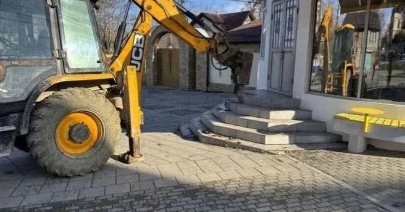 Снос входной группы. Фото: администрация Махачкалы https://t.me/makhachkalaofficial/18020