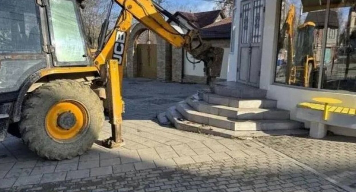 Снос входной группы. Фото: администрация Махачкалы https://t.me/makhachkalaofficial/18020