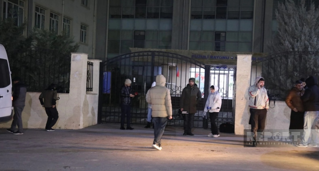 Переселенцы перед выездом в село Сос. 16 декабря 2025 года. Фото: Report https://report.az/daxili-siyaset/xocavendin-sos-kendine-novbeti-koc-karvani-yola-salinib