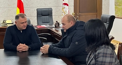 Алан Гаглоев, Алан Гацоев и Индира Габолаева. Фото: пресс-служба президента Южной Осетии https://presidentruo.org/vstrecha-s-alanom-gaczoevym/