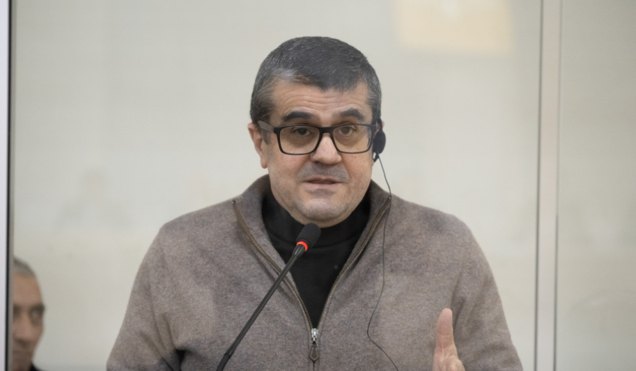 Араик Арутюнян в суде. Скриншот фото "Азертадж" от 19.12.25, https://azertag.az/ru/xeber/sudebnyi_process_nad_grazhdanami_armenii_prodolzhilsya_zaslushivaniem_poslednih_slov_obvinyaemyh-3927847