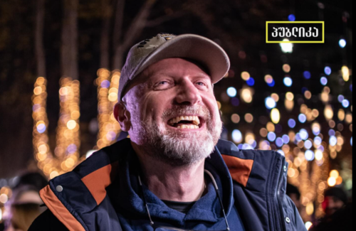 Зураб Джапаридзе на акции в Тбилиси. Скриншот фото Publika от 19.12.25, https://www.facebook.com/photo?fbid=1633984178001126&set=pcb.1633984254667785