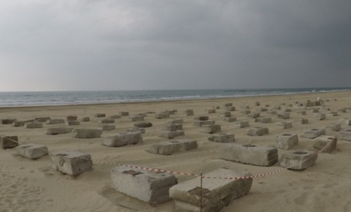 Бетонные конструкции на пляже. Скриншот фото фото Макса Анапского https://t.me/maksanapskii/14440.