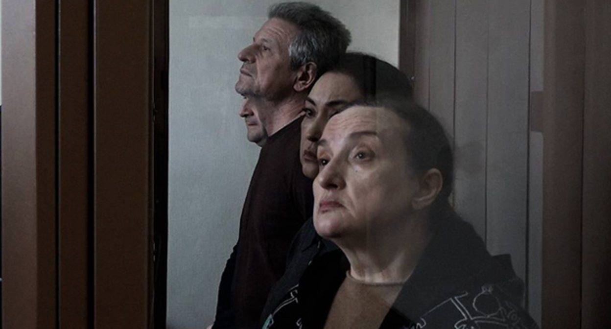 Подсудимые в зале суда. На первом плане - Елена Золотарева. 22 декабря 2025 г. Фото: https://t.me/opskuban/1386