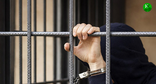 Подросток в зале суда. Иллюстрация создана 