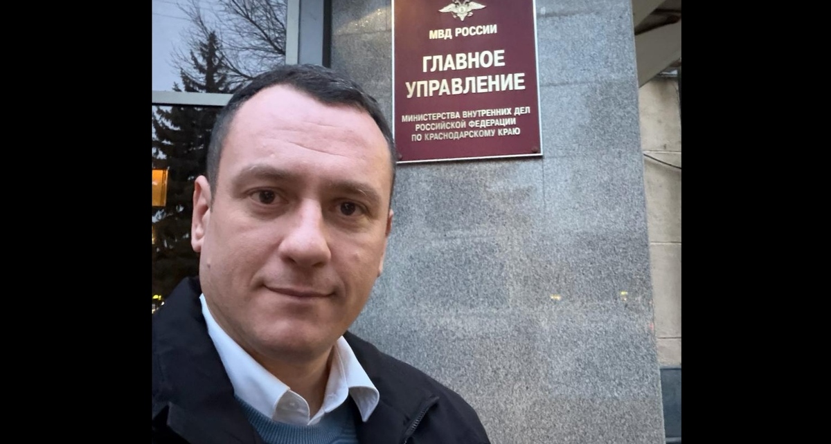 Александр Сафронов на фоне вывески  управление МВД по Краснодарскому краю. Фото из телеграм-канала Александра Сафронова https://t.me/redtemnik/6312