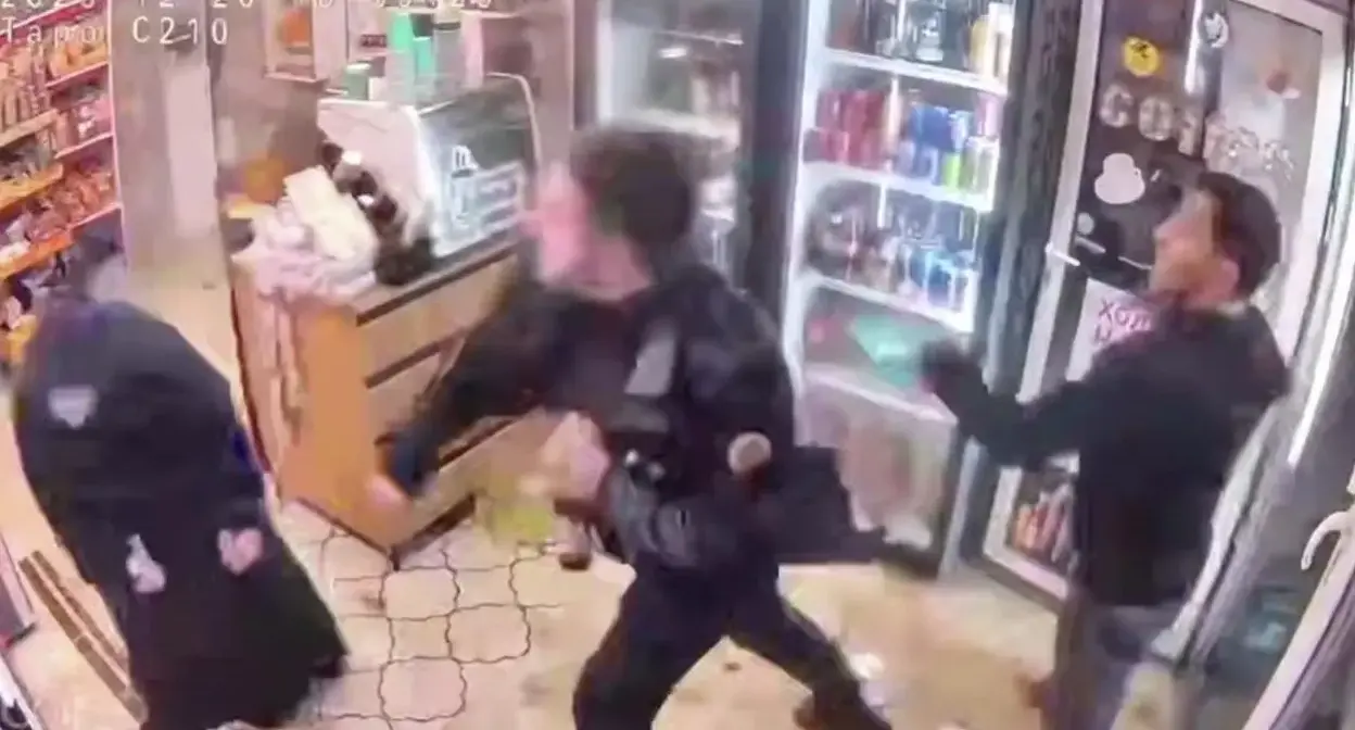 Дебош молодых людей в магазине. Скриншот видео с камеры видеонаблюдения