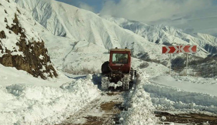 Расчистка дороги. Скриншот фото из Telegram-канала Минтранса Дагестана от 30.12.25, https://t.me/mintransRD/10963.