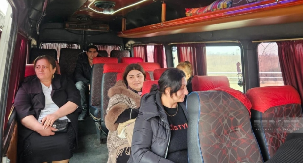 Бывшие вынужденные переселенцы. 9 января 2026 года. Фото: Report https://report.az/ru/vnutrennyaya-politika/v-4-sela-agderinskogo-rajona-otpravilas-pervaya-gruppa-zhitelej