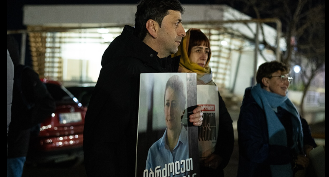 Участники акции в поддержку Мзии Амаглобели. Скриншот фото Publika от 11.01.26, https://www.facebook.com/photo?fbid=1651738062892404&set=pcb.1651738166225727 (деятельность компании Meta, владеющей соцсетью, запрещена в России).