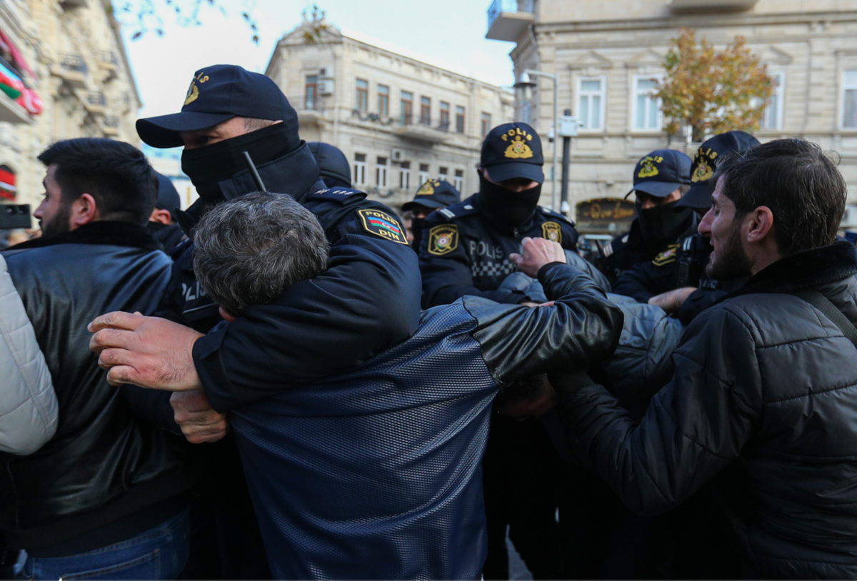 Сотрудники полиции задерживают активистов. Фото Азиза Каримова для "Кавказского узла"