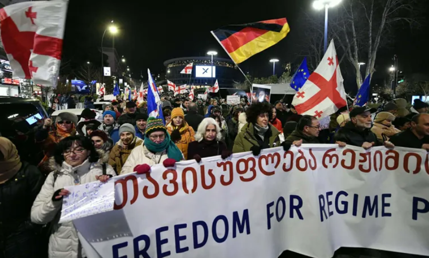 Участники шествия в Тбилиси 17.01.26. Скриншот фото "Интерпрессньюс", https://www.interpressnews.ge/ka/article/859677-parlamenttan-akcia-mimdinareobs.