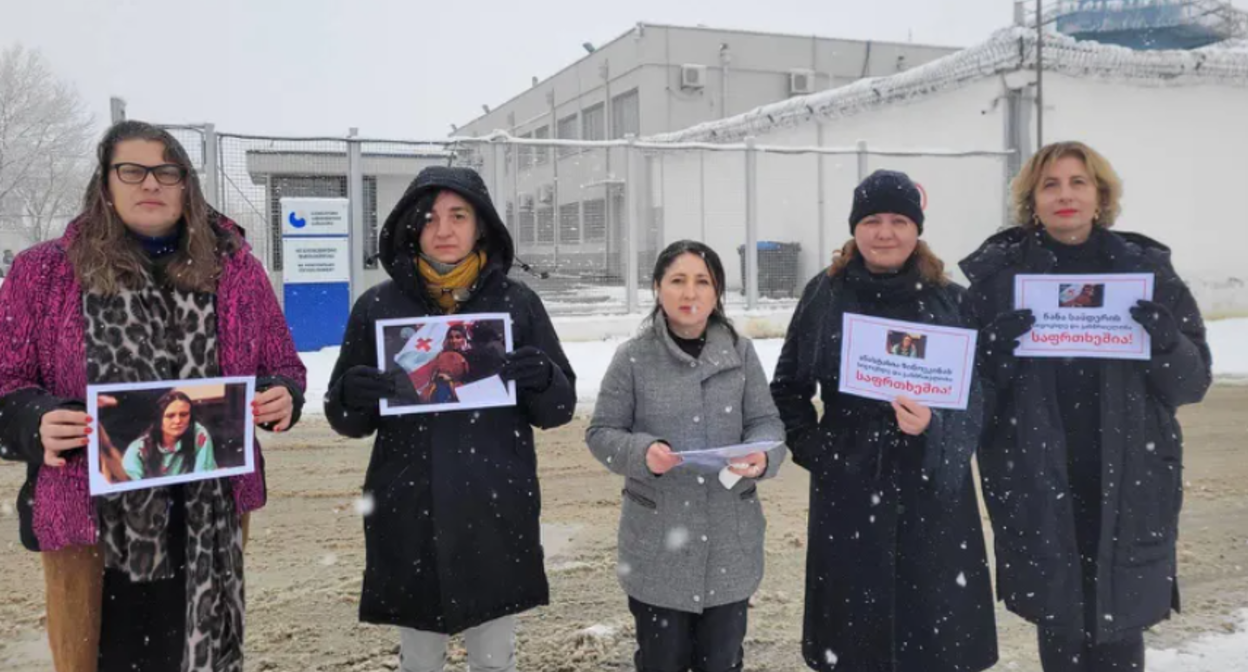 Участницы акции протеста у тюрьмы №5. Скриншот фото "Интерпрессньюс" от 18.01.26, https://www.interpressnews.ge/ka/article/859695-saprotesto-mozraobis-300-kali-carmomadgenlebma-rustavis-cixestan-akcia-gamartes-da-cixis-direktors-mimartes.