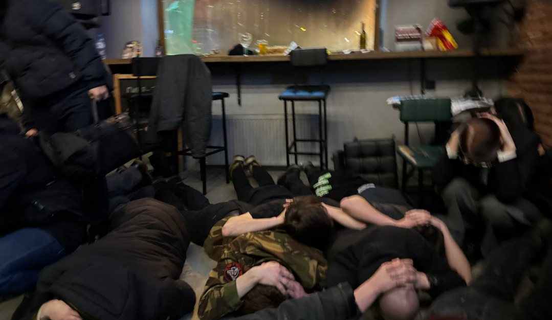 Силовики заставили лечь на пол участников "Лимоновских чтений" в Краснодаре. Скриншот фото из Telegram-канала "Национальная правозащита" от 18.01.26, https://t.me/rightsofnation/2453?single