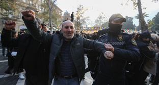 Сотрудник полиции задерживает активиста. Фото Азиза Каримова для 