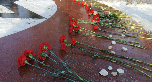 Цветы на памятнике памяти жертв Холокоста. Волгоград, 27 января 2026 г. Фото корреспондента "Кавказского узла"