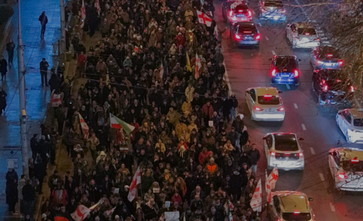 Марш против реформы образования. стоп-кадр видео телекомпании "Пирвели" от 31.01.26, https://tvpirveli.ge/ka/siaxleebi/sazogadoeba/120384-aqtsia-parlamenttan-gza-natsilobriv-gadaketilia