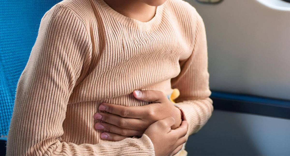 Ребенок держится за живот. Иллюстрация создана «Кавказским узлом» с помощью ИИ в программе Copilot
Ребенок держится за живот. Иллюстрация создана «Кавказским узлом» с помощью ИИ в программе Copilot