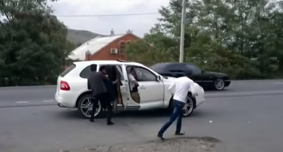 Похищение невесты, иллюстративное фото. Стопкадр из видео https://www.youtube.com/watch?v=cT8O8h57ZSg. Похищение невесты, иллюстративное фото. Стопкадр из видео https://www.youtube.com/watch?v=cT8O8h57ZSg.