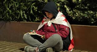 Участник акции на проспекте Руставели. Фото: Nino Kikvadze / Publika 