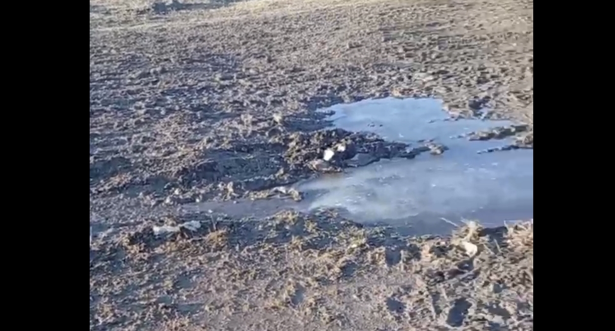 Состояние дорожного полотна на Полевой улице в Шалушке. Кадр видео в Telegram-канале ЧП / Нальчик.