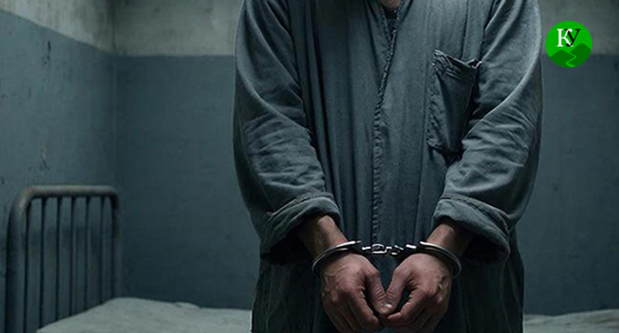 Мужчина в наручниках. Иллюстрация создана "Кавказским узлом" при помощи ИИ в программе Copilot