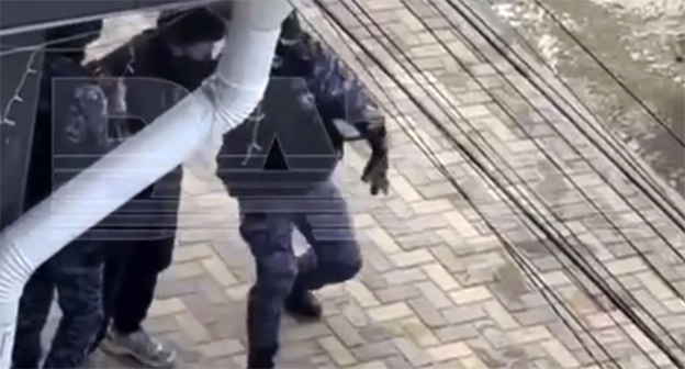 Задержание подозреваемого в стрельбе у техникума в Анапе. 11 февраля 2026 г. Скриншот видео Телеграм-канал Baza