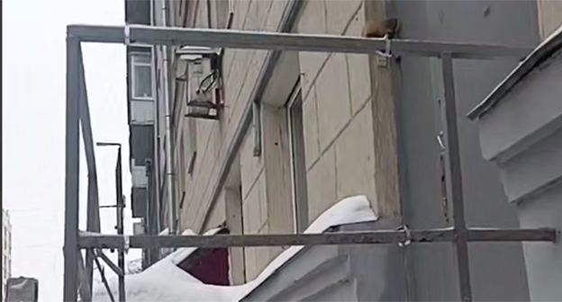 Временная табличка на доме Политковской сорвана. 12 февраля 2026 г. Скриншот видео  https://t.me/rusnews/80316