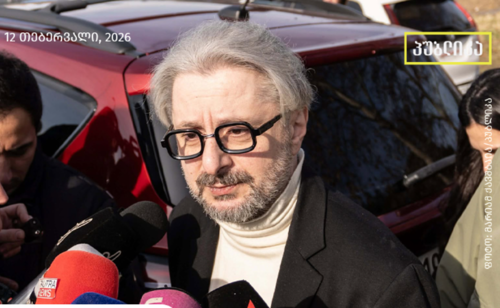 Кадр Ника Гварамия дает интервью после выхода из тюрьмы в Рустави. Фото: Publika / https://publika.ge/8-tviani-patimrobis-shemde-gvaramia-tavisufalia/